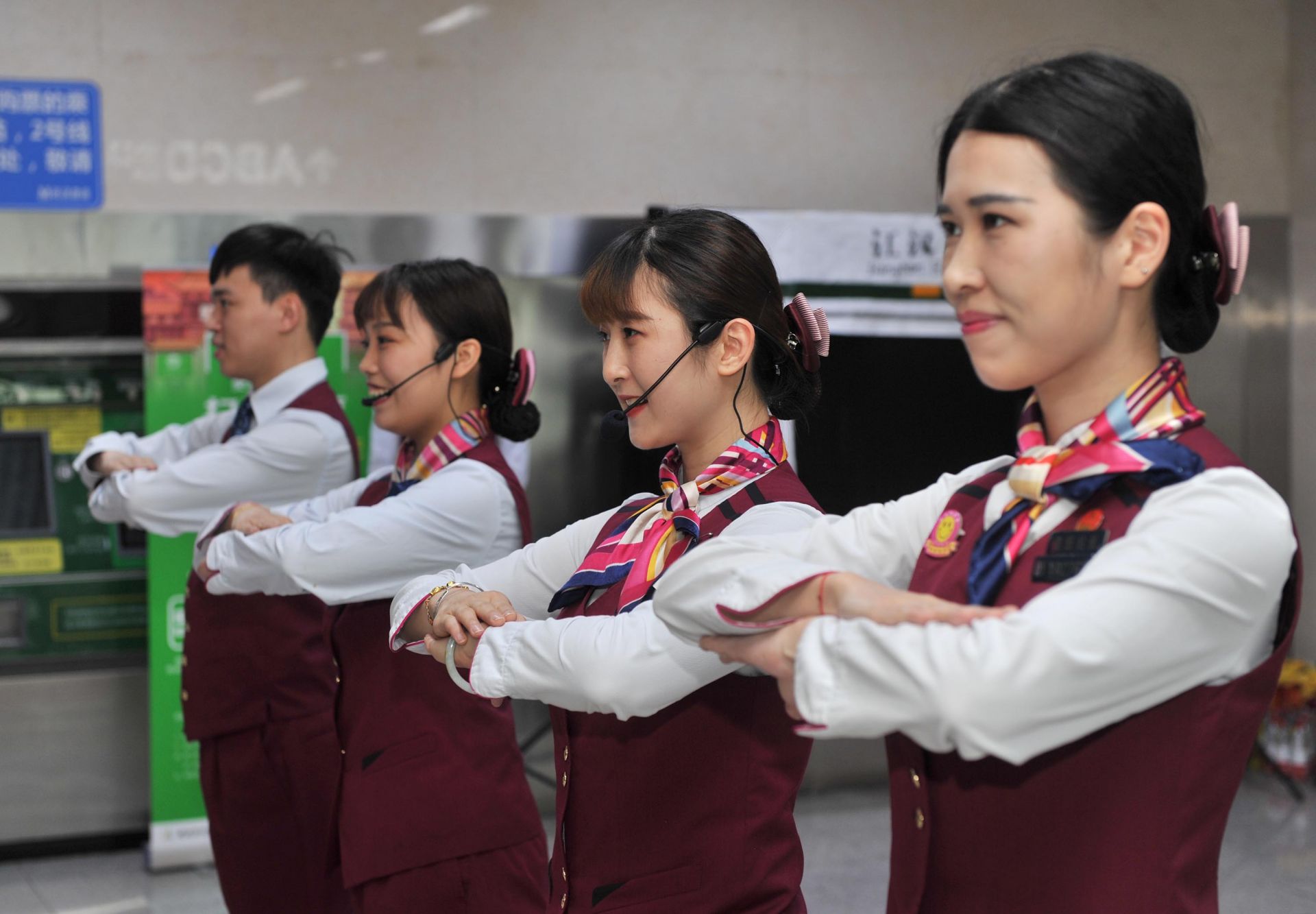 規(guī)范服務(wù)禮儀，全心全意為您服務(wù)